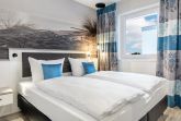 Schlafzimmer mit Boxspringbett