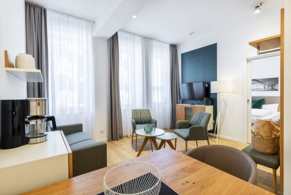 Wohn-/Essbereich mit Zugang zum Schlafzimmer