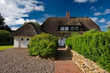 Archsums Traumgarten - Moderner Wohnraum trifft auf traditionelles Reetdachhaus mit wunderschönem Garten