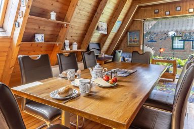 50100 Haus Marie - Nurdach-Ferienhaus, neue Einrichtung 2026, mit eingezäuntem Grundstück und Spielturm. Ein Schlafzimmer im Erdgeschoss, weitere im Obergeschoss. Für bis zu 6–7 Personen.