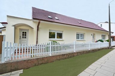 Schulstr. 2, Ahlbeck - Familienfreundliche Ferienwohnung für max 6 Gäste, mit Terrasse & 2 Stellplätzen