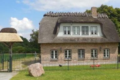 Ferienhaus in Steinbergkirche mit Garten, Whirlpool und Terrasse