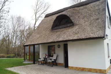 Modern ausgestattetes Reetdachhaus mit eingezäuntem Garten