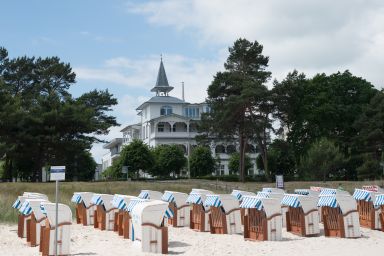 Ferienwohnung mit Terrasse, kleinem Vorgarten und direktem Strandzugang für sechs Personen