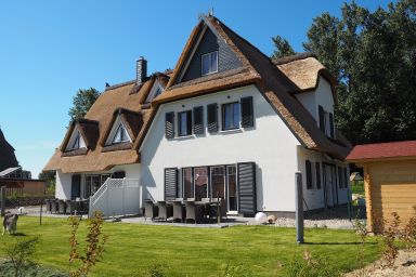 Neubau: Fertigstellung Juli 2017 - Direkt am Waldrand gelegenes  Zweifamilien-Reetdachhaus , 3 Bäder, Sauna, Kaminofen und hochwertiger Ausstattung