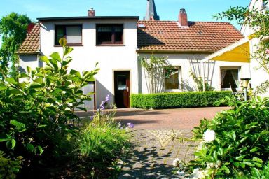 Tolles Ferienhaus in Burhave mit Terrasse und Grill