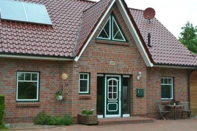 Ferienhaus in Neugarmssiel mit Garten, Grill und Terrasse