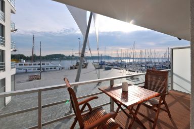 Apartment 1 "Nordlicht" -  Blickrichtung Binnen- und Yachthafen/offenes Meer
