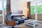 Wohn-/Essbereich mit Doppelschlafcouch, Couchtisch und Sesse