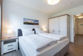 Schlafzimmer mit Boxspringbett und Kleiderschrank