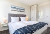 Schlafzimmer "1" mit Boxspringbett und Kleiderschrank