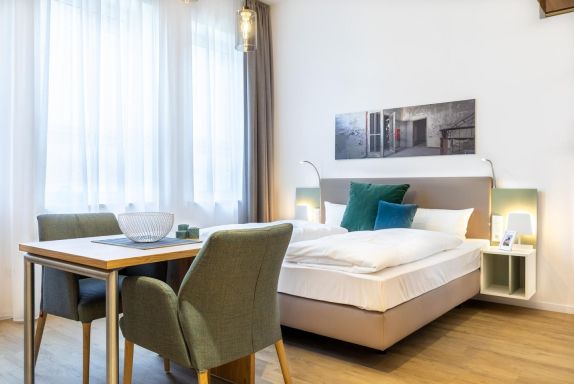 Wohn-/Schlafbereich mit Sitzgelegenheit