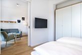 Schlafzimmer mit Kleiderschrank und TV