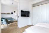Schlafzimmer mit Kleiderschrank und TV