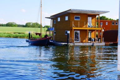 FLOATING HOUSES - "schwimmende Ferienhäuser" in Kröslin - Haus 3 - FLOATING HOUSES - komfortable schwimmende Ferienhäuser im Krösliner Yachthafen