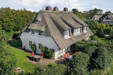 Fienchen - Fienchen - reetgedecktes Haus, schön gestalteter Garten im Südwestteil des Ortes