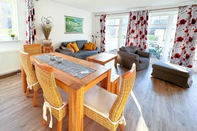 Strandresidenz Juliusruh Fewo 10 - Balkon, 2 SZ - Familienfreundliche 3-Zimmer-Ferienwohnung mit Balkon nahe Strand Schaabe