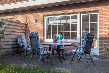 Ferienhaus 50085 - Mal so richtig ausspannen: Das Reihenhaus liegt hinter dem Deich und hat für die 4 bis 5 Personen 2 Schlafzimmer, 2 Bäder und einiges mehr zu bieten.