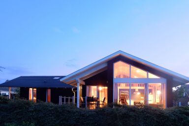 Schwarzes Holzferienhaus "Feldrain" - Ostsee Strand 500m - 4 Personen - 2 Schlafzimmer - Sauna - Wlan - Top Bewertungen