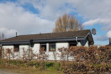 B3 freistehendes Ferienhaus in Eckwarderhörne,Terrasse und Garten, 2.Reihe am See,teilweise Seeblick