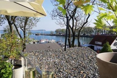 sonnige Ferienwohnung direkt im Hafen Lauterbach mit Dachterrasse