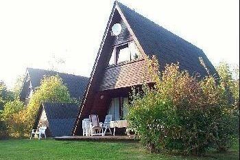 Gemütlich eingerichtetes Spitzdach-Ferienhaus  mit Schwedenofen und eigenem Garten