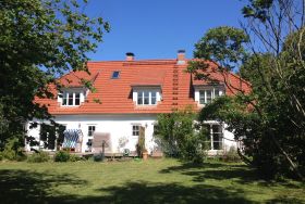 AuÃenansicht des GebÃ¤udes. RÃ¼ckansicht vom Garten aus