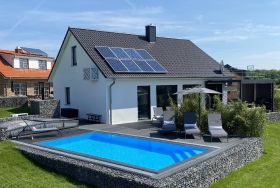 AuÃenansicht des GebÃ¤udes. Haus mit Pool