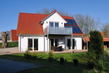 Ferienwohnung für vier Erwachsene und ein Kleinkind mit Terrasse