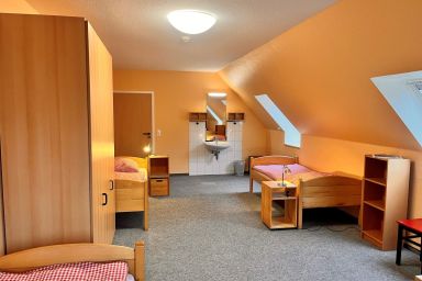 Nordsee-Jugendheim Delphin - 3-Bett-Zimmer mit sanitären Einrichtungen auf dem Flur im 1. Obergeschoss - barrierefrei