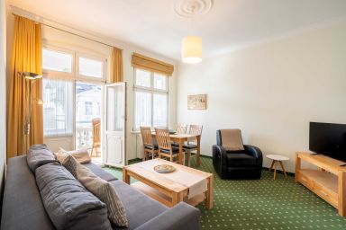 Haus Sanssouci - 03 Komfortable Ferienwohnung mit offener Veranda