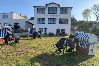 Stilvolle, moderne Ferienwohnung Meerblick Göhren, Balkon, 2 Schlafzimmer, Hunde Willkommen