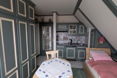 Mini-Wohnung mit Dachschräge im friesischen Stil