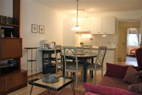 Esstisch mit Blick auf die KÃ¼chenzeile