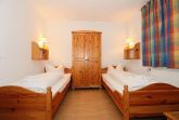 Schlafzimmer mit zwei Einzelbetten und Kleiderschrank