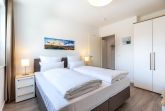 Schlafzimmer mit Boxspringbett und Kleiderschrank