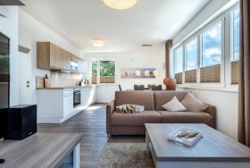 Wohn-/Essbereich mit Doppelschlafcouch (1,60x2,00m), Couchti