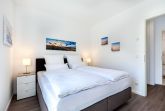 Schlafzimmer mit Boxspringbett (1,80 x 2,00 m)