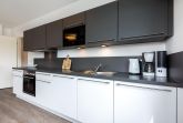 Offene KÃ¼che mit Backofen, GeschirrspÃ¼ler und Mikrowelle