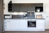 KÃ¼chenzeile mit Backofen, GeschirrspÃ¼ler und Mikrowelle