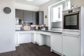 Offene KÃ¼che mit Backofen, GeschirrsÃ¼ler und Mikrowelle