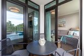 Loggia mit Zugang zum Schlafzimmer und Wohn-/Essbereich