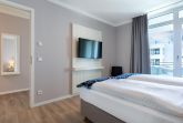 Schlafzimmer mit Flatscreen-TV