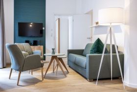 Wohnbereich mit Flatscreen-TV