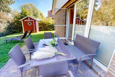 Feriendorf Südstrand - Strandnahes Ferienhaus für 4 Personen mit eingezäunten Garten und Kamin