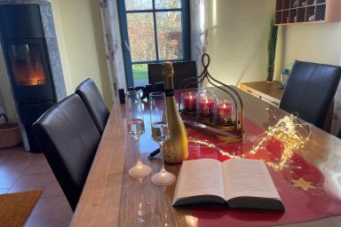 Eingezäuntes Reethaus mit Kamin in Ostseelage