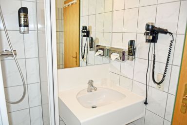 Park-Appartements Ostseebad Sellin 500 m zum Strand - DZ mit Balkon Park 213
