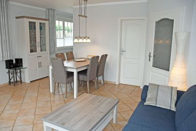 Landhaus mit Reetdach am Teich - Ferienwohnung EG 2 mit Terrasse und Strandkorb