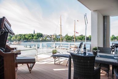 Apartmenthaus Hafenspitze Ap. 9 "Am alten Leuchtturm", Blickrichtung Innenstadt, Binnenhafen West, seitlicher Meerblick