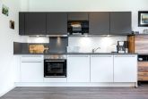 KÃ¼chenzeile mit Backofen, Mikrowelle und GeschirrspÃ¼ler